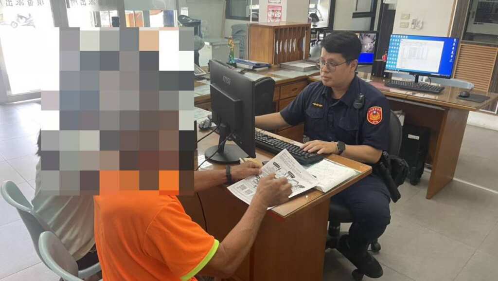 ▲假購物真詐財，鹿港暖警及時攔阻成功守護民眾血汗錢。（彰化警方提供）