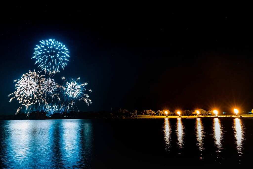 ▲颱風前夕浪漫綻放!2025池上大坡池光雕音樂會,熱氣球球籃噴火搭配煙火點亮夜空。