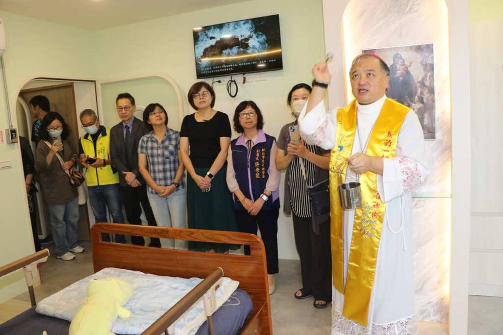 ▲天主教台北總教區輔理主教趙永吉神父（右）為安寧病房灑聖水祈福。