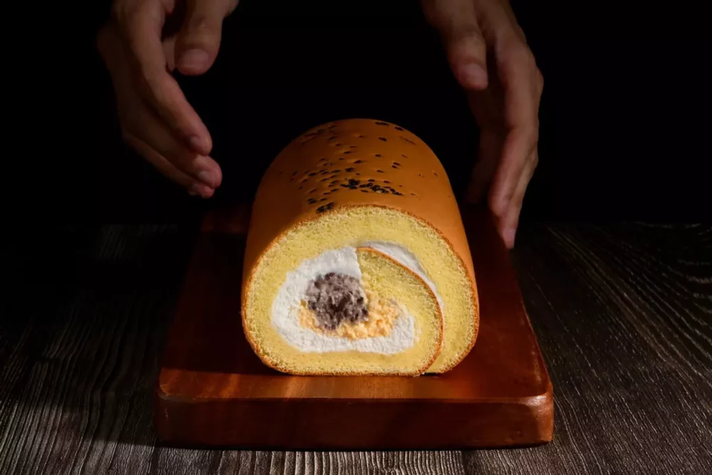 以蛋黃酥為靈感,亞尼克獻上中秋限定蛋黃酥風味生乳捲,將北海道奶霜完美融合鹹鴨蛋特調而成的奶黃奶霜,清爽鹹甜中品味紅豆粒餡與芝麻香,團圓賞味就是搶戲