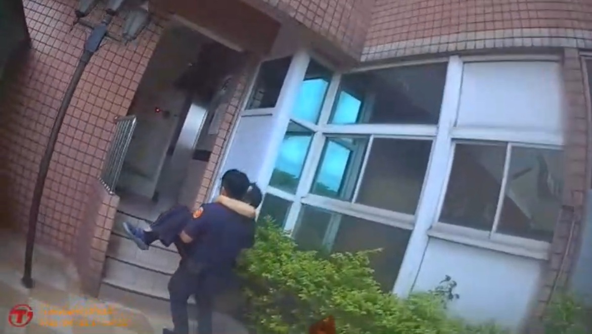 ▲圖說：身障男氣力用盡，無法自行上6樓返家，員警直接「公主抱」爬六樓 （圖／台中市政府 提供）▲圖說：身障男氣力用盡，無法自行上6樓返家，員警直接「公主抱」爬六樓 （圖／台中市政府 提供）