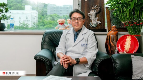 三軍總醫院內科部胸腔內科主任蔡鎮良醫師接受基因線上訪問,分享治療 ALK 突變陽性非小細胞肺癌的第一手經驗,以及在用藥選擇方面所面對的挑戰。(攝影:基因線上) 三軍總醫院內科部胸腔內科主任蔡鎮良醫師接受基因線上訪問,分享治療 ALK 突變陽性非小細胞肺癌的第一手經驗,以及在用藥選擇方面所面對的挑戰。(攝影:基因線上)