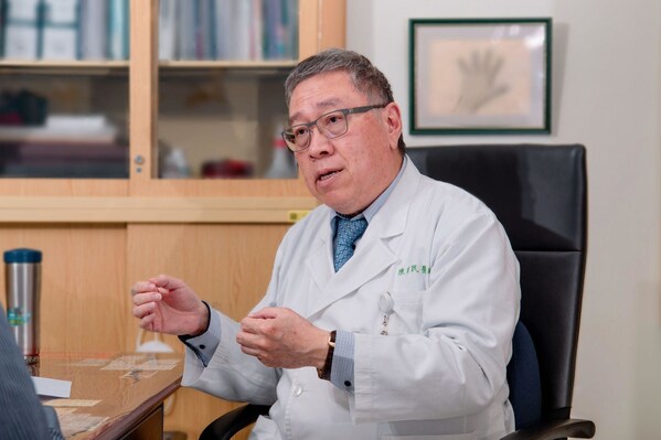 台灣胸腔暨重症加護醫學會理事長陳育民醫師接受基因線上訪問,講解 ALK 陽性非小細胞肺癌治療方案的多元考量,並帶出醫病共享決策的重要性。(攝影:基因線上) 台灣胸腔暨重症加護醫學會理事長陳育民醫師接受基因線上訪問,講解 ALK 陽性非小細胞肺癌治療方案的多元考量,並帶出醫病共享決策的重要性。(攝影:基因線上)