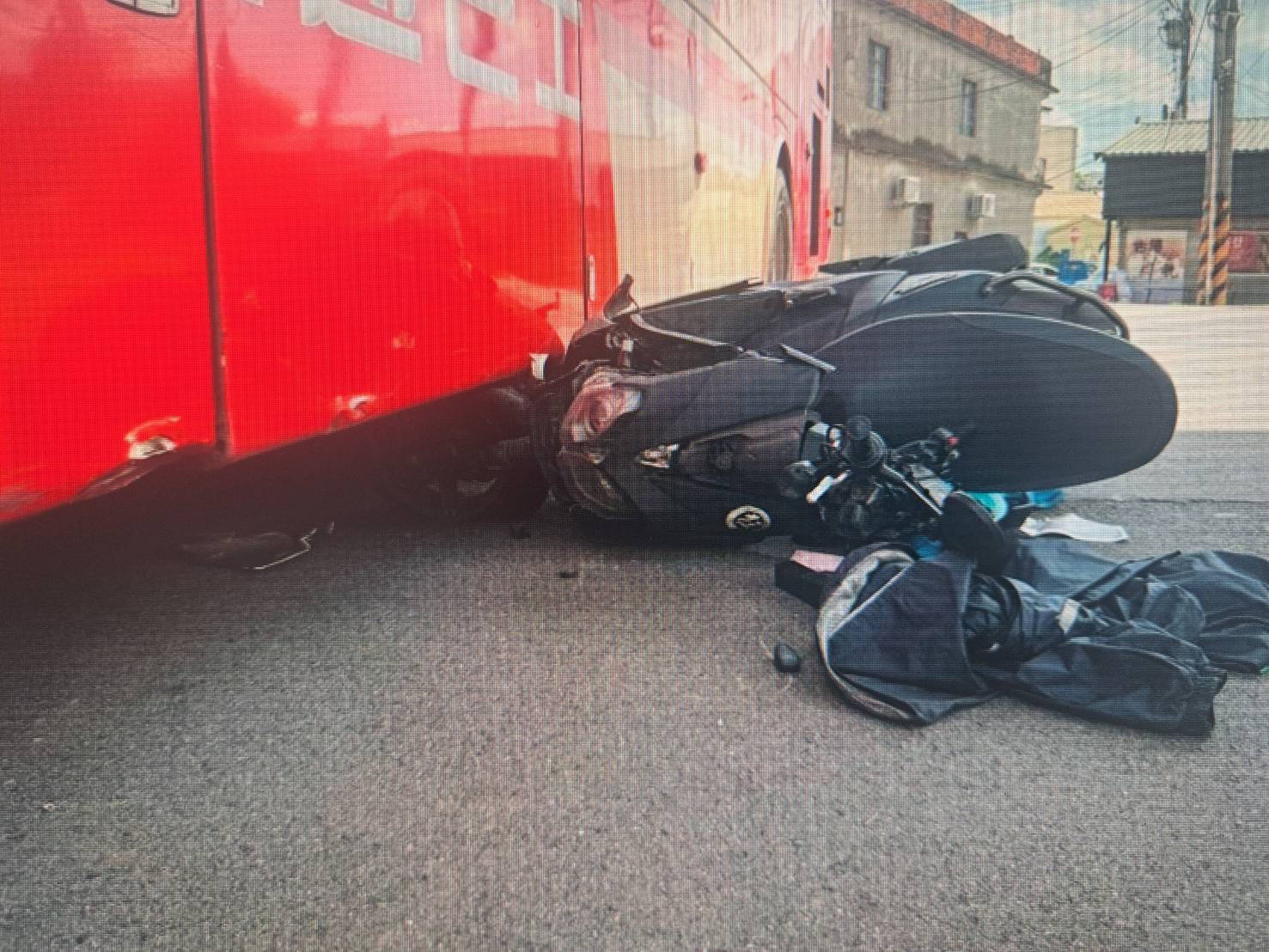 【有片】迴轉釀禍!蘆竹大客車、機車相撞 男騎士骨折送醫 S 12886054