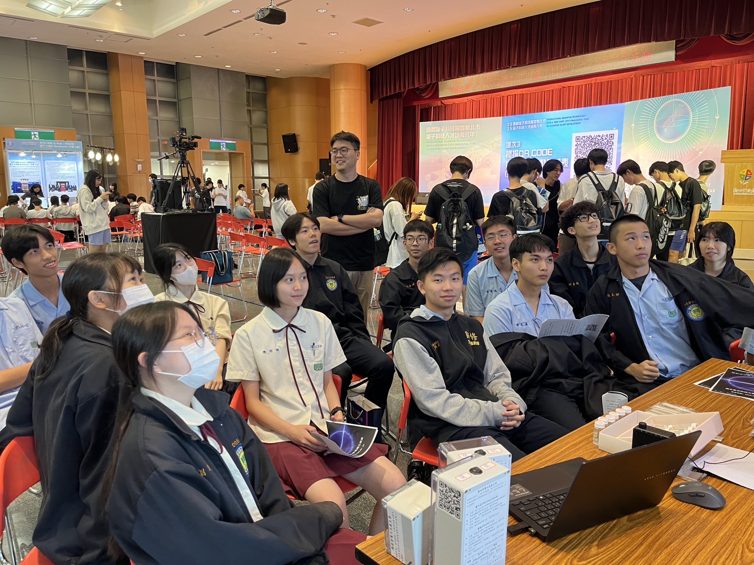 「國際量子科技展」吸引超過15家國內外科技企業與學術單位參與,現場湧入700餘位國高中職師生熱烈參與。(圖/台灣學聯)