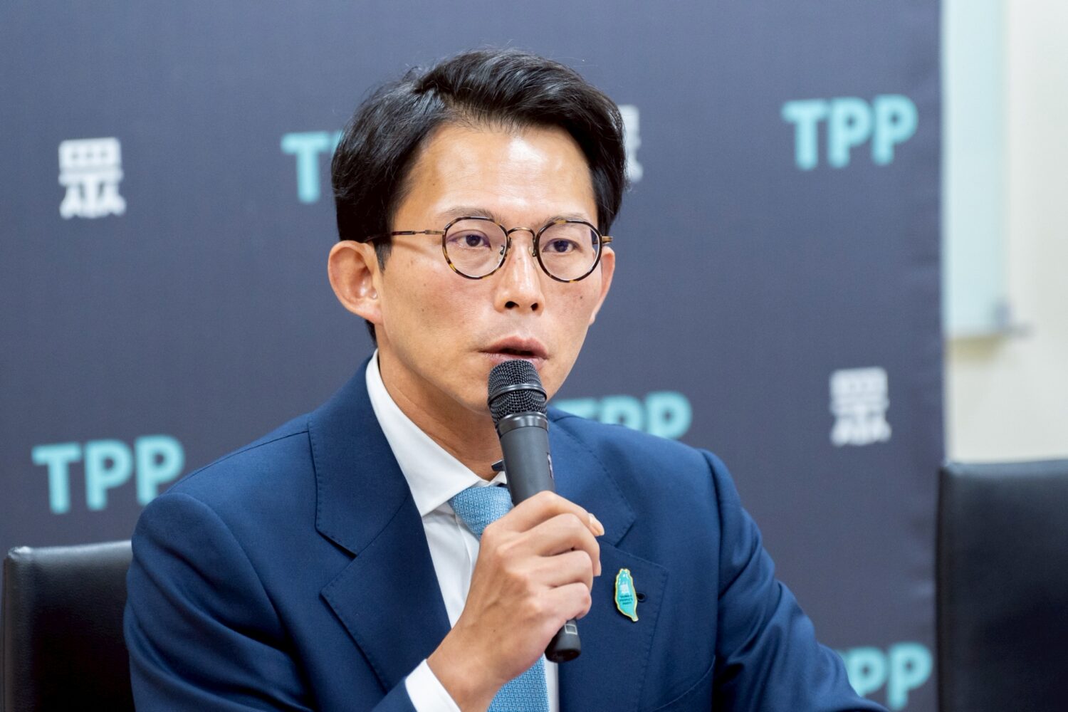 黃國昌在黨團記者會怒斥此舉嚴重損害國家形象,要求行政院長卓榮泰說明懲處與下台責任。(圖/民眾黨團)