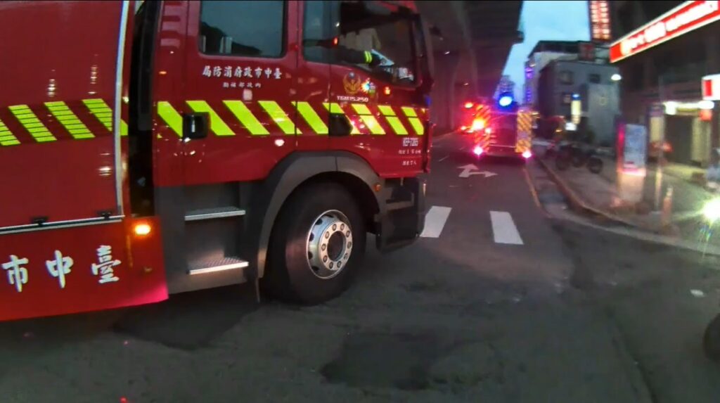 引擎室突然冒出濃煙             警員鎖皓恆全力救助