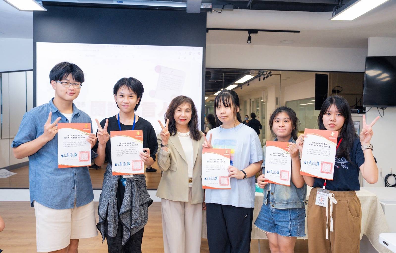 二信高中連思婷參加國資圖「閱讀代言人」暑期營活動表現出色 18 169836