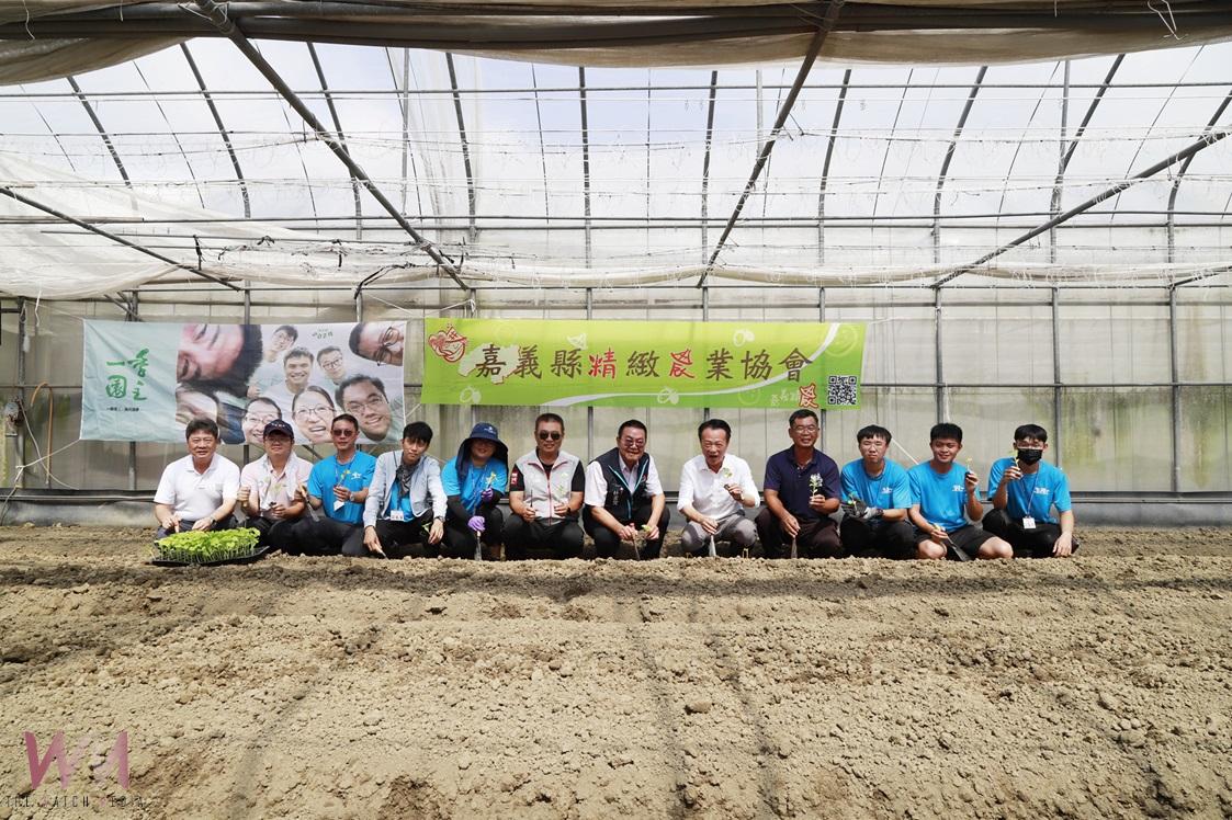 第八屆「一季園主」暖身 翁章梁率園主種下甜瓜苗 - https://www.watchmedia01.com