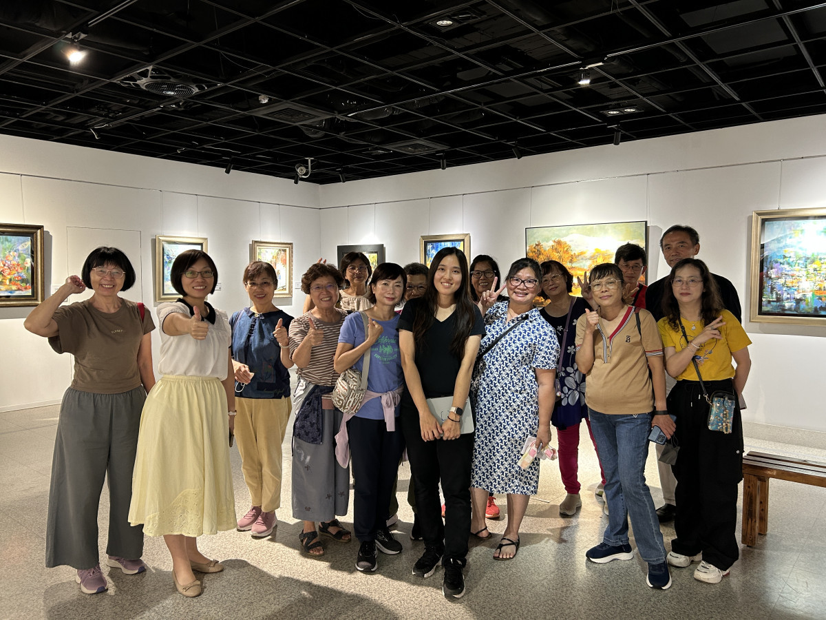 藝術家陳民芳和志工。圖/記者鄧富珍翻攝