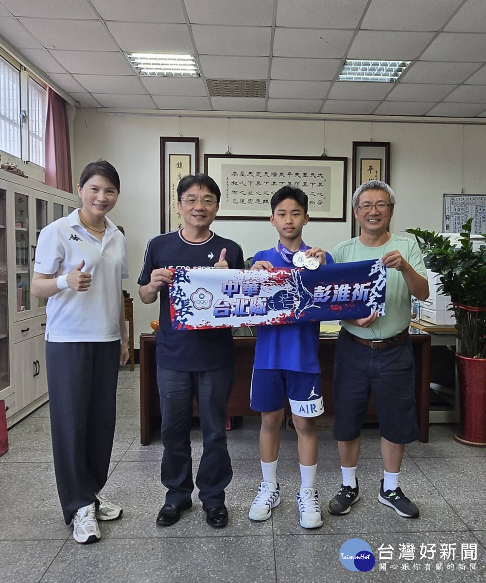 亞洲青少年武術錦標賽,由中華民國國武術總會領軍與中華隊裁判員以及國家隊教練選手團隊們,榮獲佳績光榮時刻站上頒獎台合影