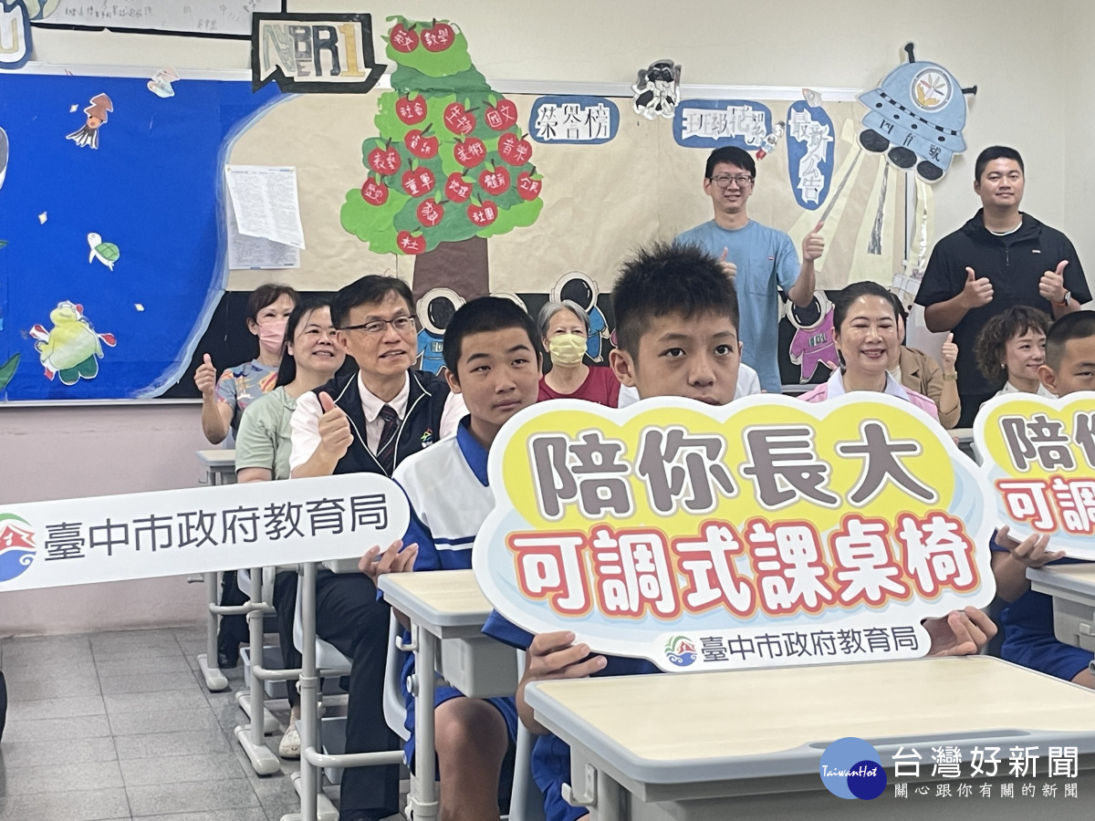 學生與台中市教育局局長蔣偉民合影。
