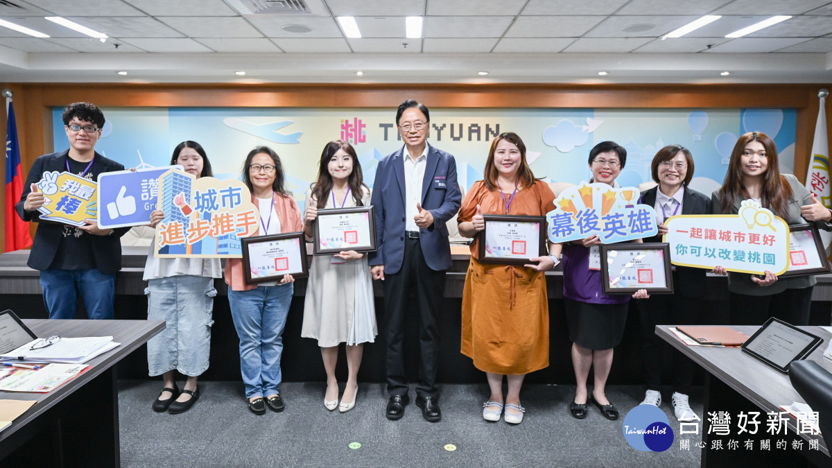 張市長表揚114年度績優研考人員。