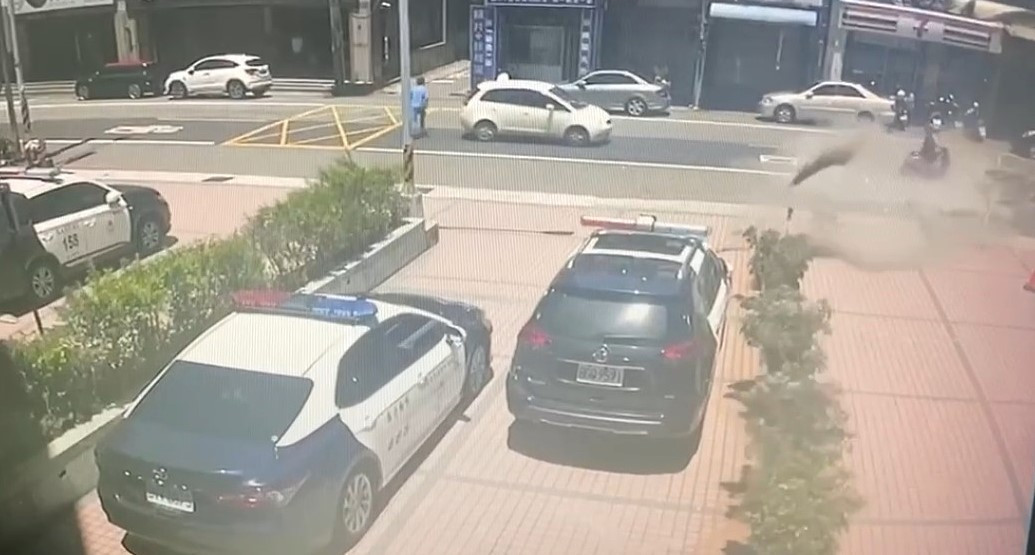 新屋區中山路一處大樓玻璃不敵強風被吹落掉落至道路。