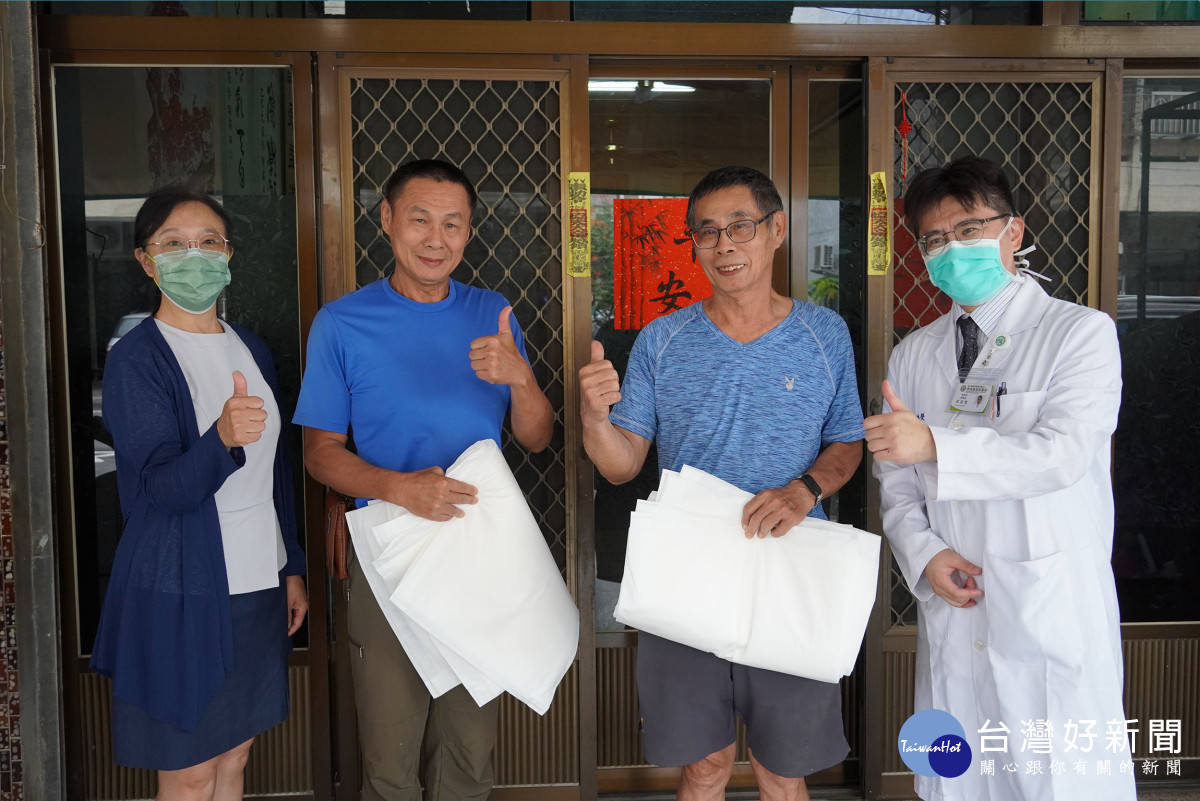 許姓兩兄弟(中)談到之前淹水情況,感謝鹿基致贈「科技沙包」,避免水災造成損失。圖/彰基醫院提供