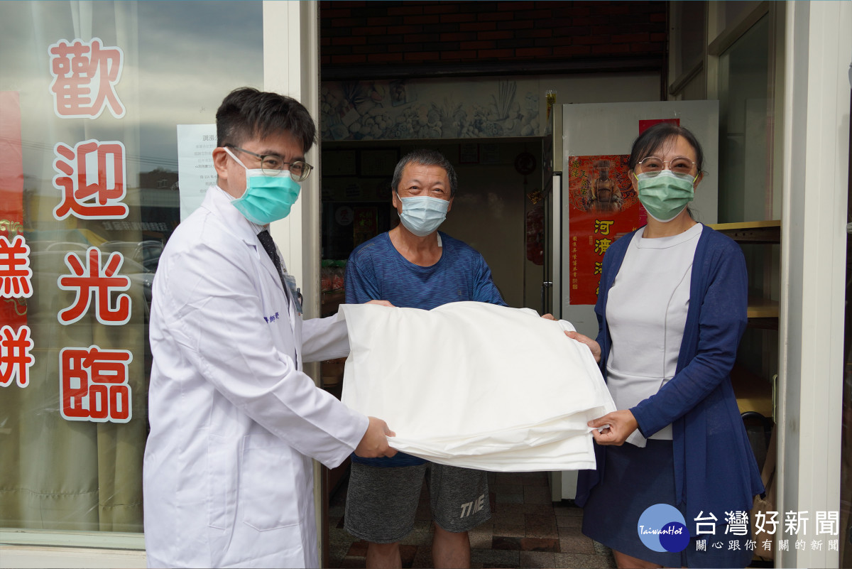 永安二路住戶永安二路經營麵包店的張先生(中)感謝鹿基致贈「科技沙包」,避免水災造成損失。圖/彰基醫院提供
