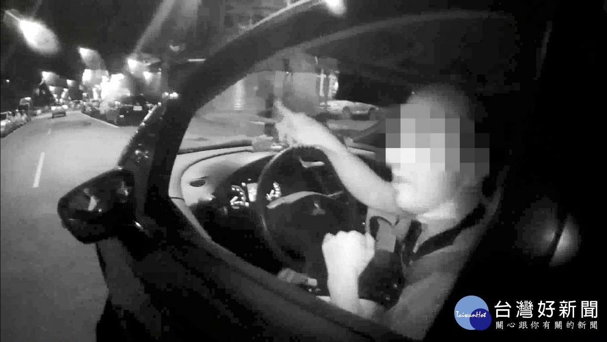 爆胎手機沒電卡路中,中壢警導航指路守護安全。