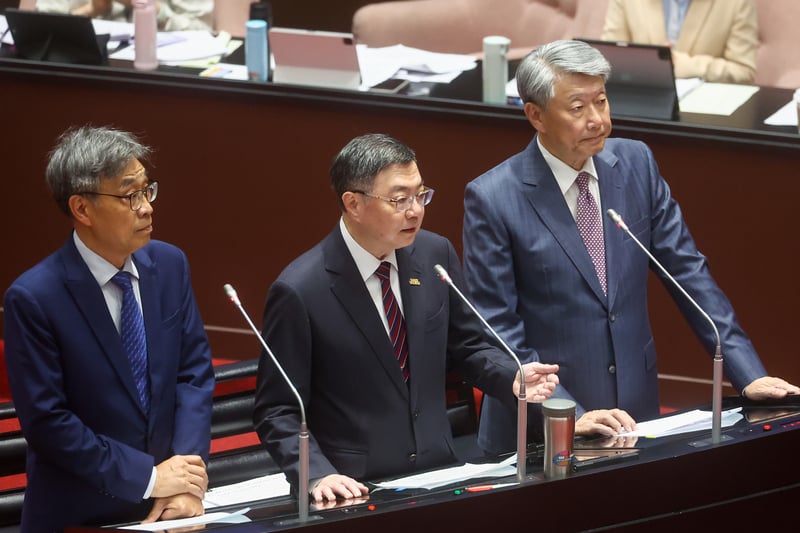 卓榮泰為丹娜絲風災到立法院專案報告,郭智輝卻在立委蘇清泉質詢核三重啟獲地方民眾支持時,脫口說出,取消核三廠敦親睦鄰費,「看他們要不要支持?」。中央社