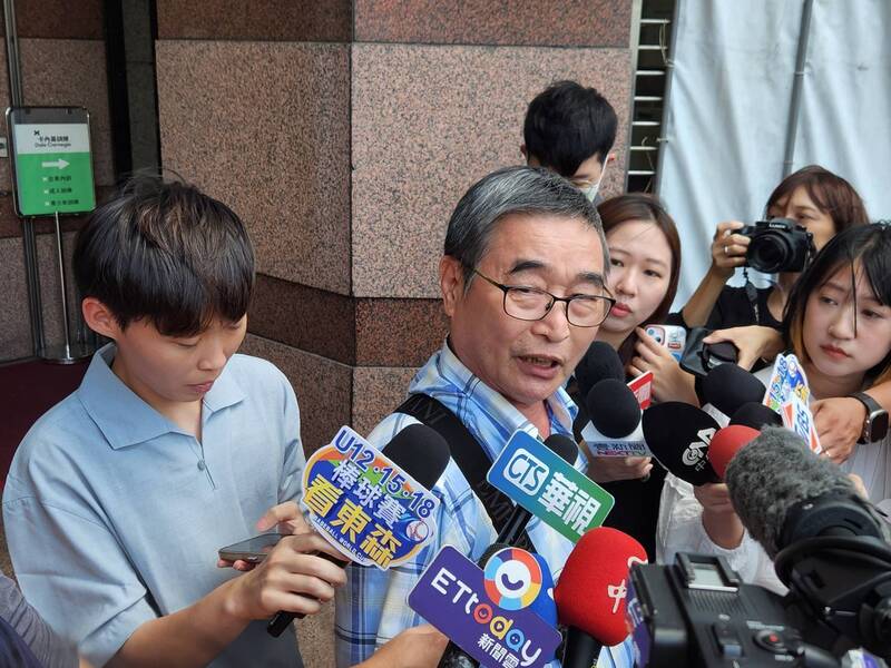 民進黨中常委陳茂松13日在民進黨中常會後受訪表示，王義川四處征戰還要上節目，一句小小偏差就被自己人打，實在沒道理。中央社