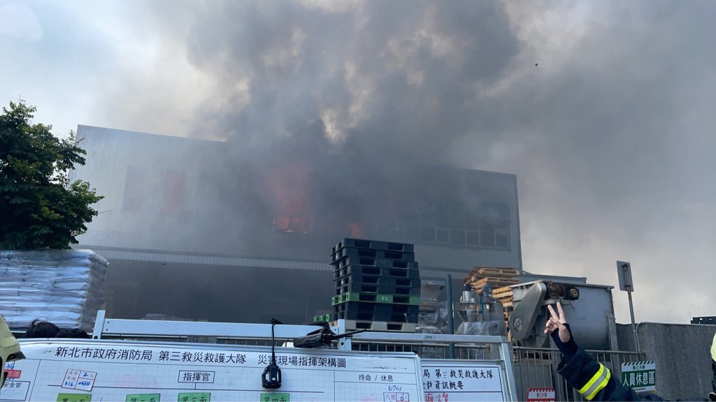 快訊/八里鐵皮工廠火警!濃煙竄天強風吹襲影響高架道路視線