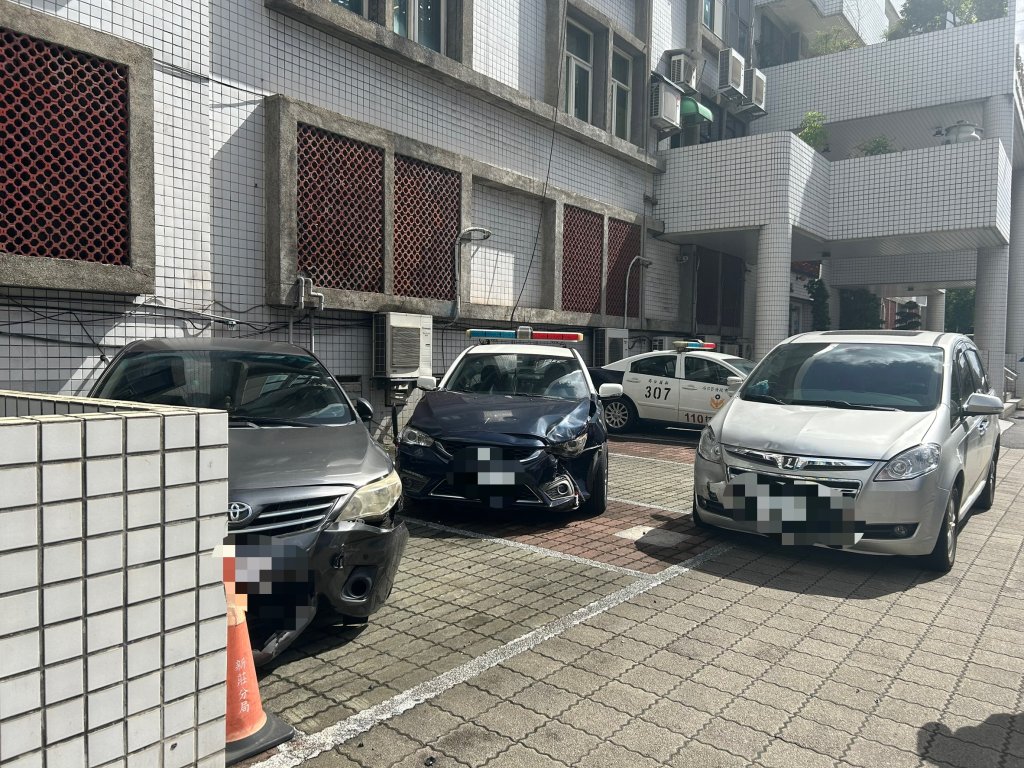 快訊/休旅車失控暴衝闖上新莊分局門口人行道撞2行人