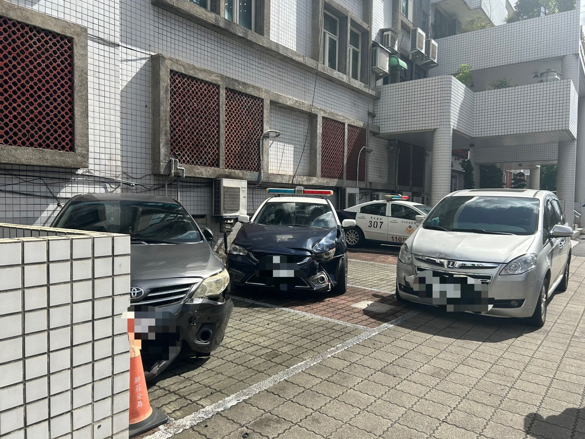 ▲新北市新莊區中正路、新莊警分局門前,今(13)日清晨7時許發生1起驚險車禍。(翻攝畫面)