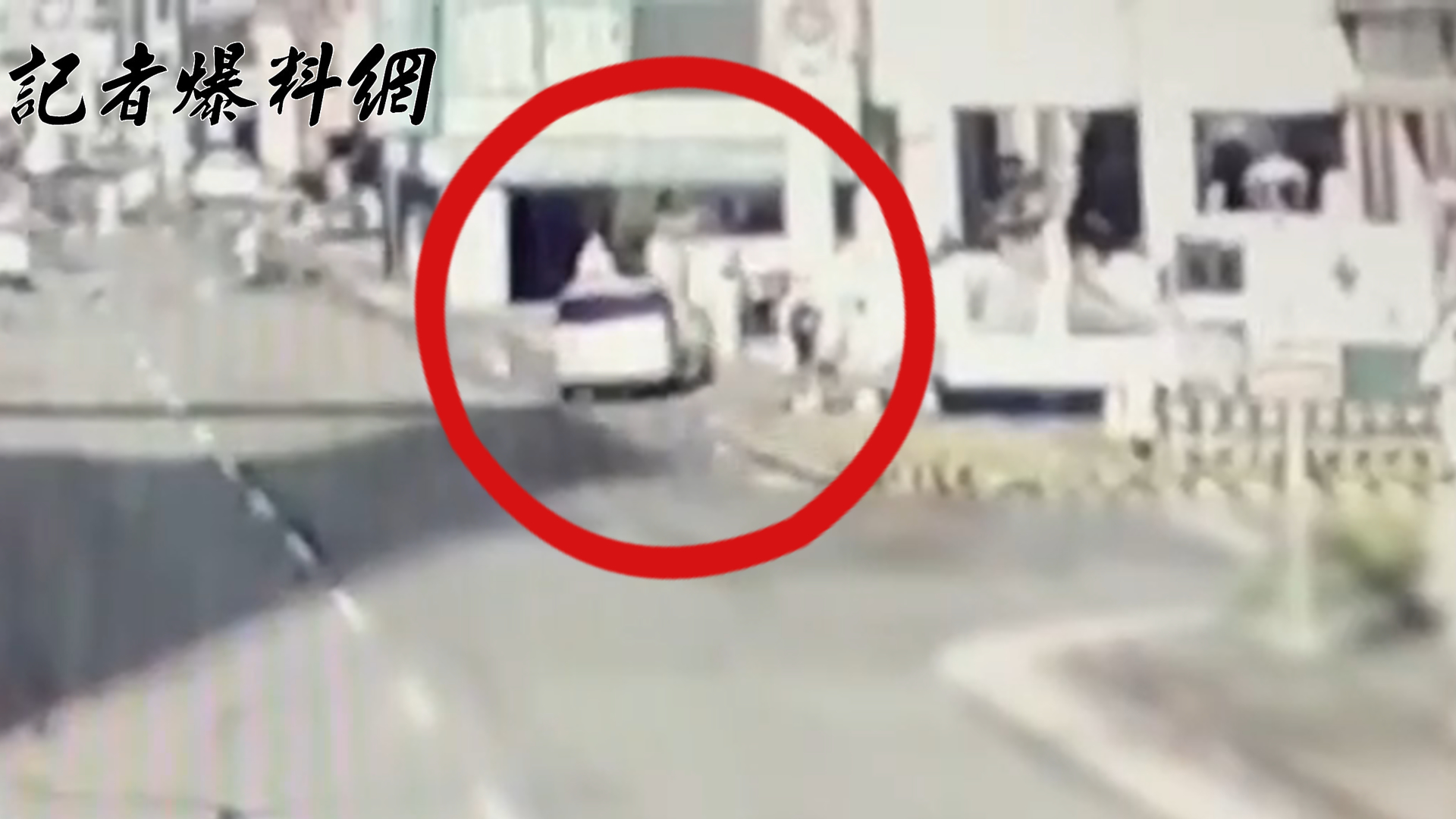 ▲54歲賴男當時駕駛1輛休旅車,從中華路一段右轉中正路時,車輛突然失控,直接衝上人行道。(翻攝畫面)
