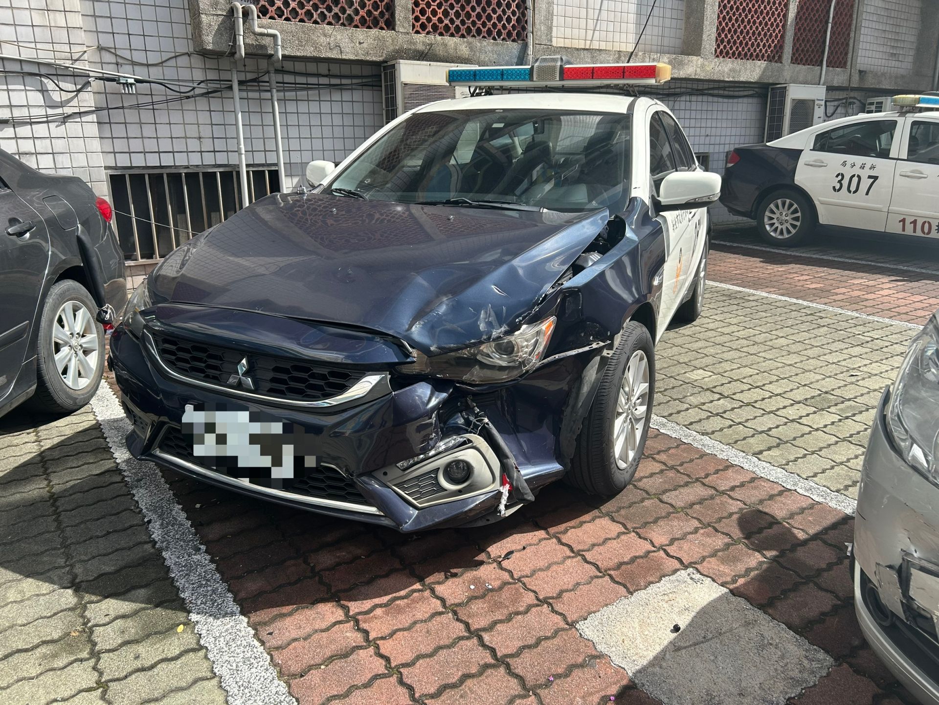 ▲▼休旅車在撞倒行人後並未立即停下,直到擦撞停放在分局門口的警車與偵防車後才停住。(翻攝畫面)