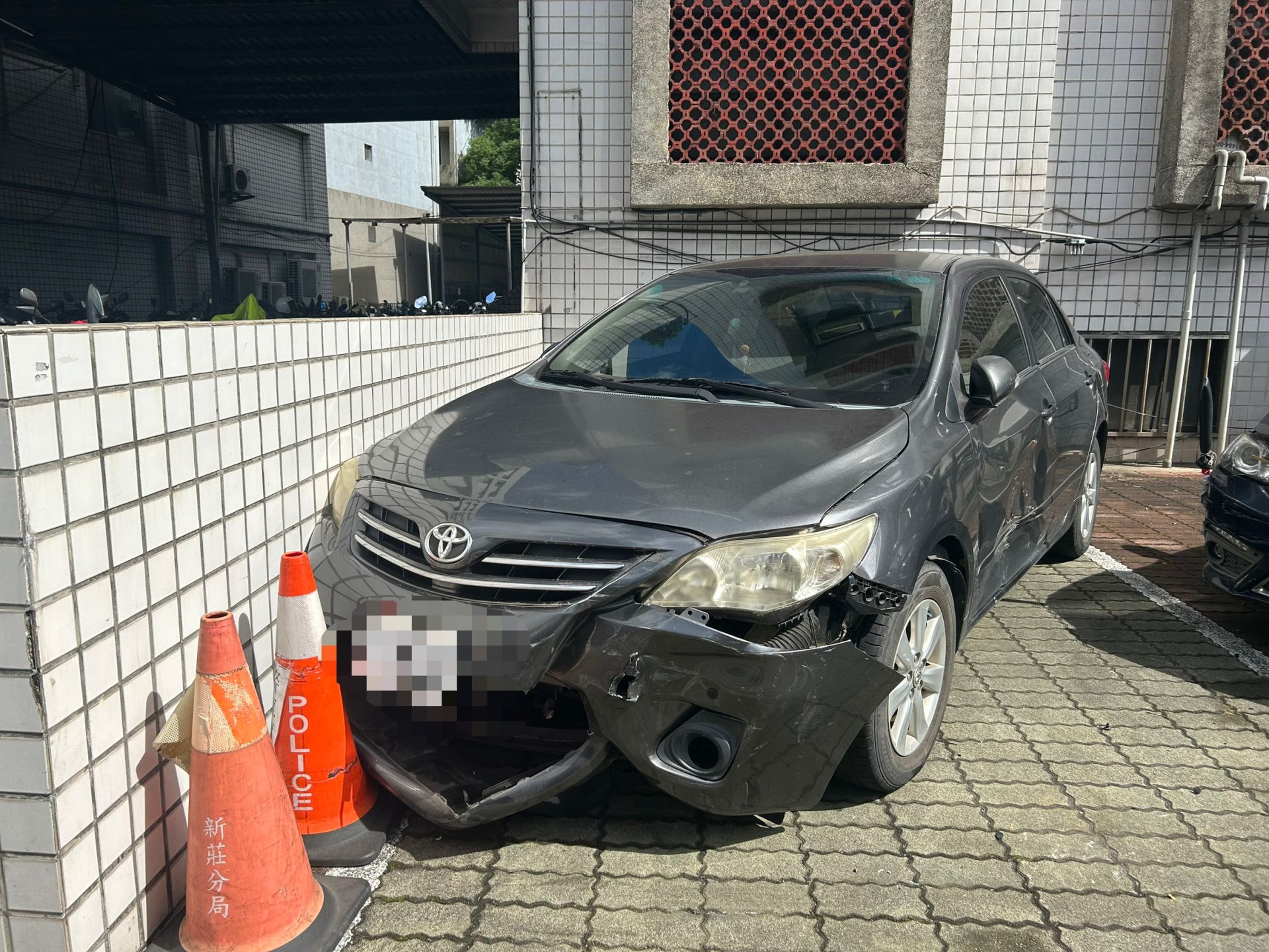 ▲▼休旅車在撞倒行人後並未立即停下,直到擦撞停放在分局門口的警車與偵防車後才停住。(翻攝畫面)
