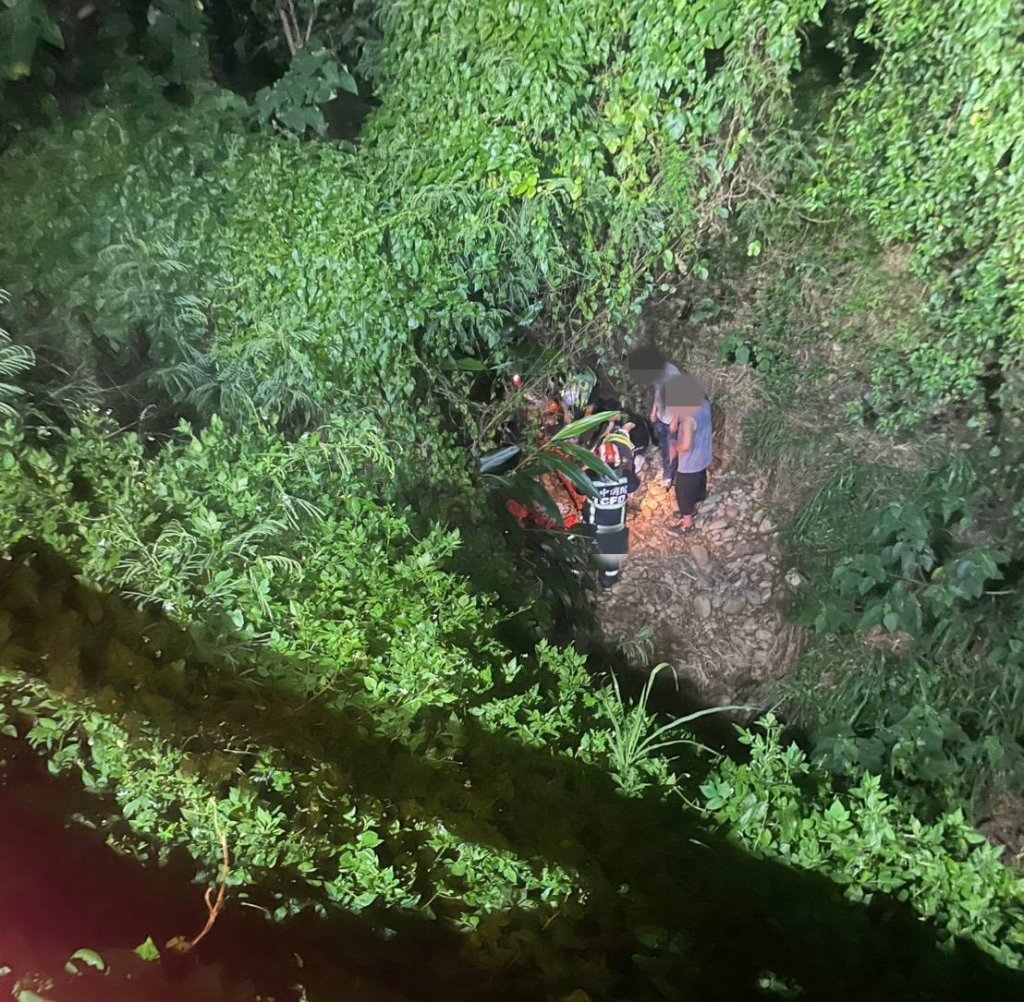 台中烏日男獨爬步道跌落山溝！-　受困8小時警消救出