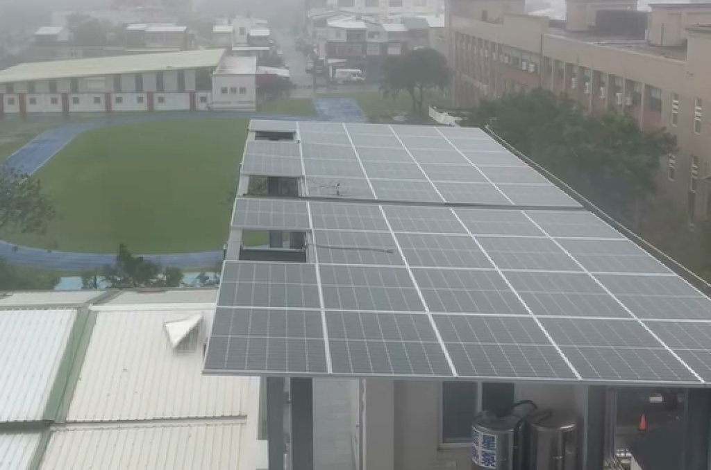 影/中颱楊柳襲擊台東!太陽能板扛不住強風被吹走 大樓鷹架整片倒塌