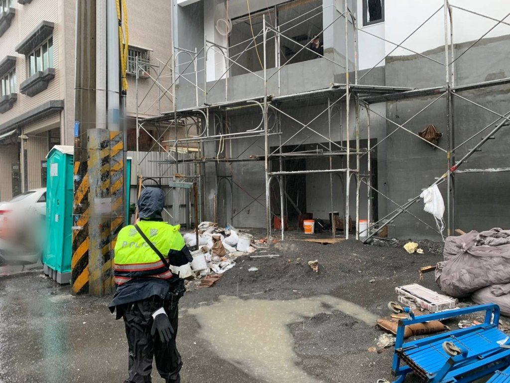 驚魂!-工地鐵皮被強風吹落-女住戶閃避跌倒膝蓋瘀青
