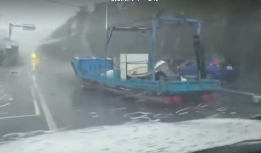 這船有加裝輪胎?-楊柳颱風狂風暴雨下-台東驚見漁船被吹上馬路卡正中央
