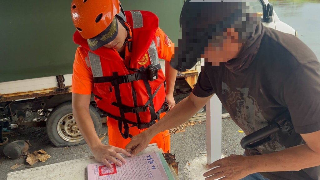 颱風天硬闖海邊觀浪!屏東男違規闖警戒區-恐遭罰五萬起