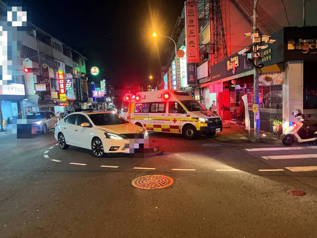 太平路口驚險擦撞!自小客車左轉碰上重機-騎士全身擦傷送醫