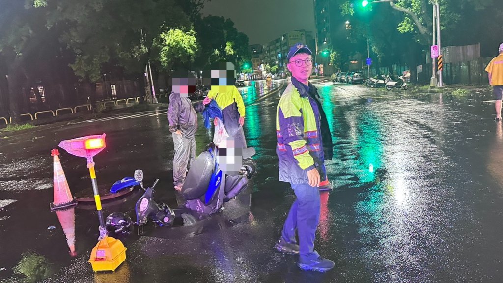 快訊/中颱楊柳再傳災情!高雄人孔蓋沖移 婦「雷殘」重摔