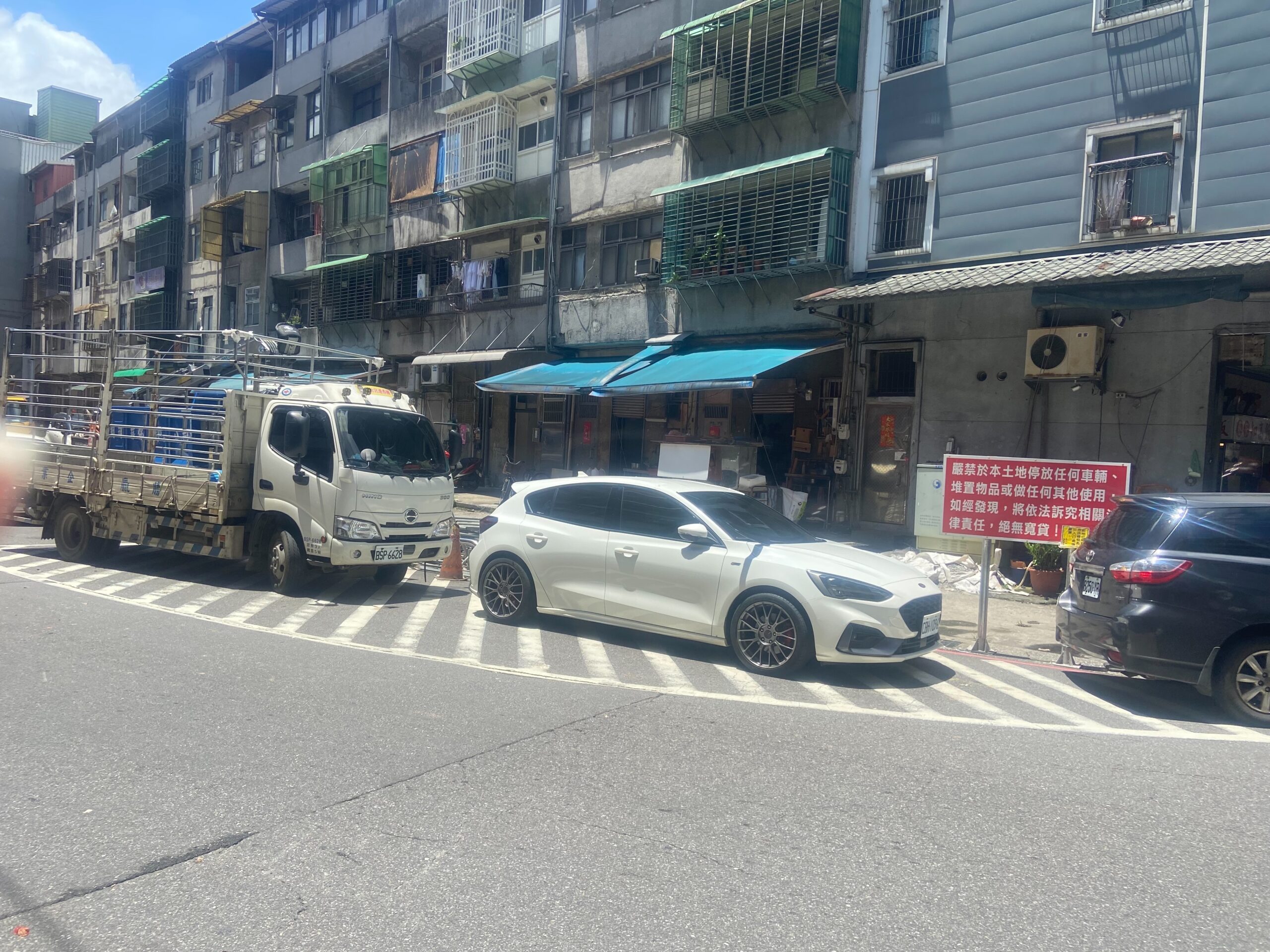 颱風強風吹倒違規看板　基隆市府急排險開罰