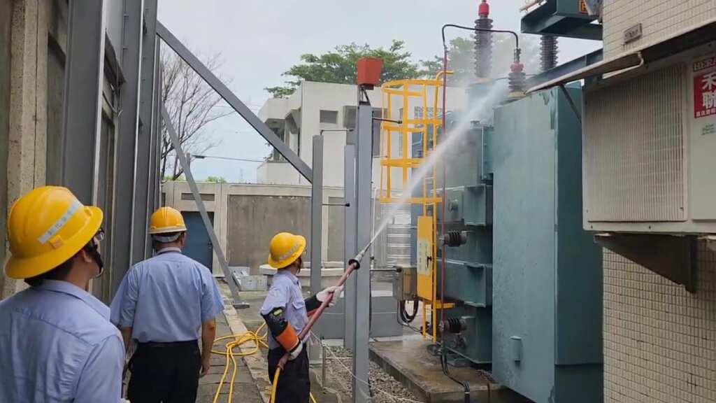 ▲楊柳颱風撲台, 彰化台電244人、117車搶修團隊全力戒備防颱,並於風雨來臨前,重點性加強樹木修剪及預防鹽塵害礙子清洗等作業,全面動員嚴防強風豪雨可能帶來的災害。(記者林明佑翻攝)