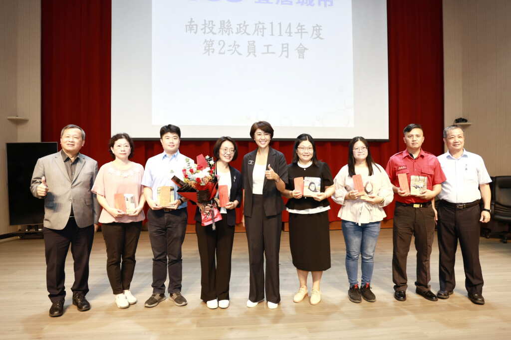 ▲南投縣長許淑華公開頒獎表揚6位模範公務員及15位榮獲南投縣114年度業務績優人員,感謝他們負責盡職、積極任事的優異表現。
