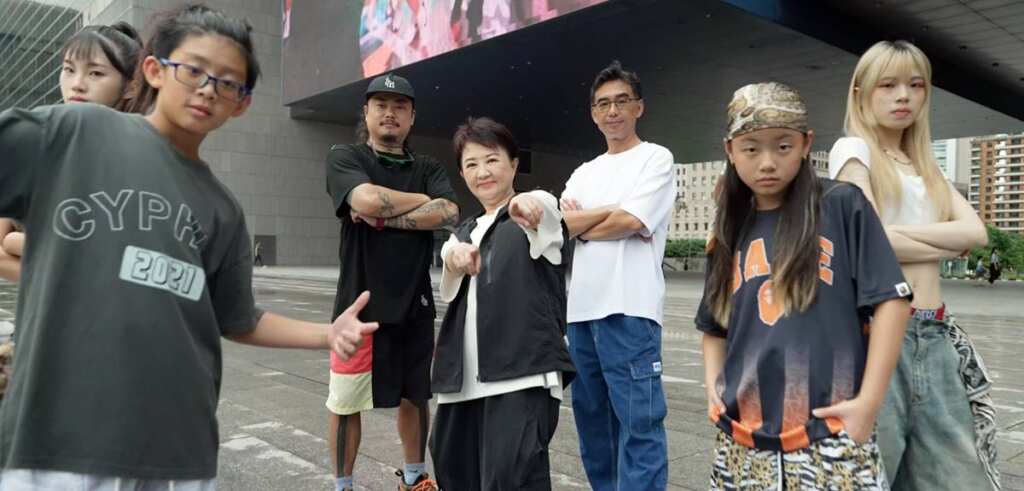 ▲台中市長盧秀燕與運動局長游志祥霸氣合體舞者團隊,以自信姿態詮釋街舞精神。
