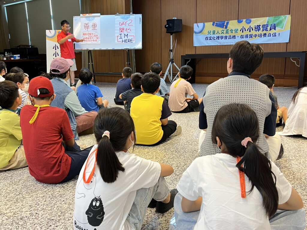 ▲講師以多元互動方式引導學員學習品格。(頂新和德文教基金會提供)