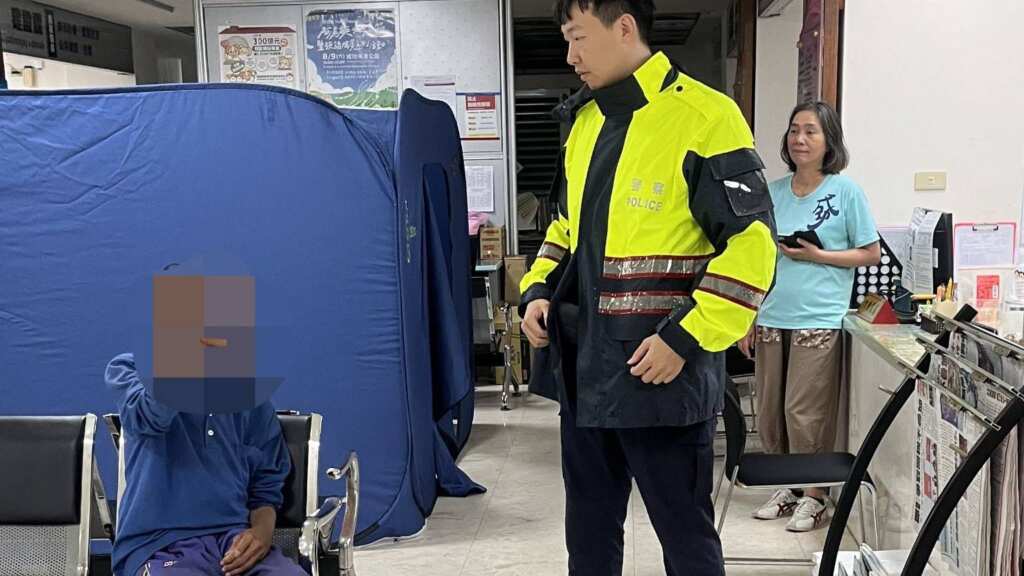 ▲台東縣警察局成功分局防颱應變,協助撤離遊民安置避颱。