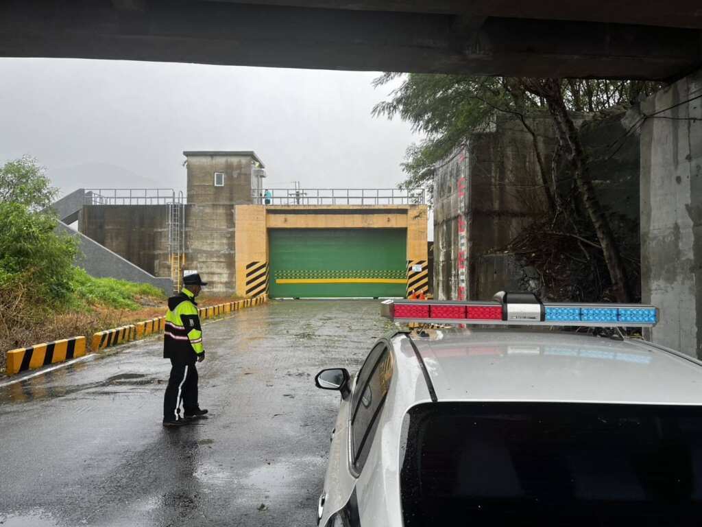 ▲大武警協助鄉公所封閉泰和溪橫堤門並加強警戒。
