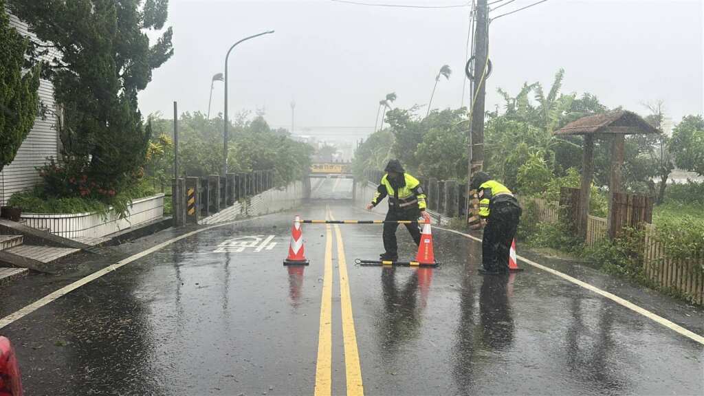 ▲關山警多點戒備封路防災。