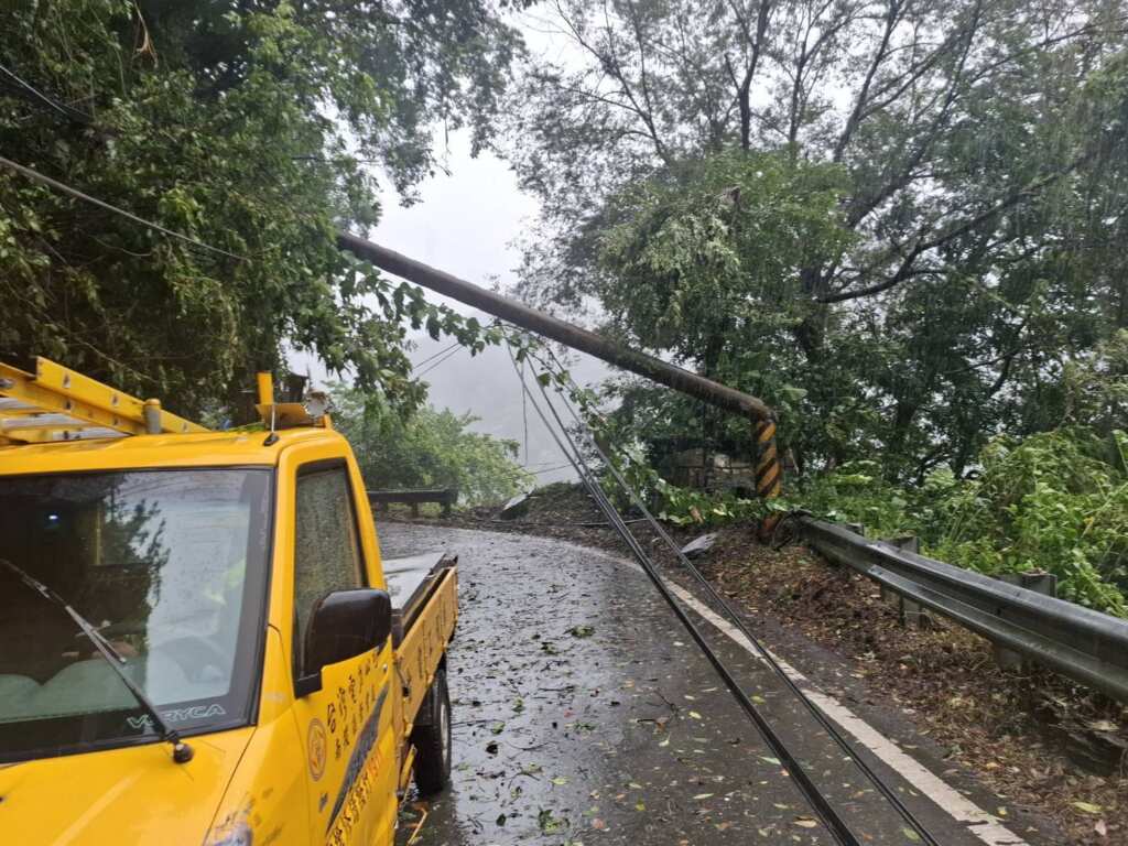 ▲楊柳颱風重創南投多處停電,台電南投區營業處全力搶修呼籲防颱。