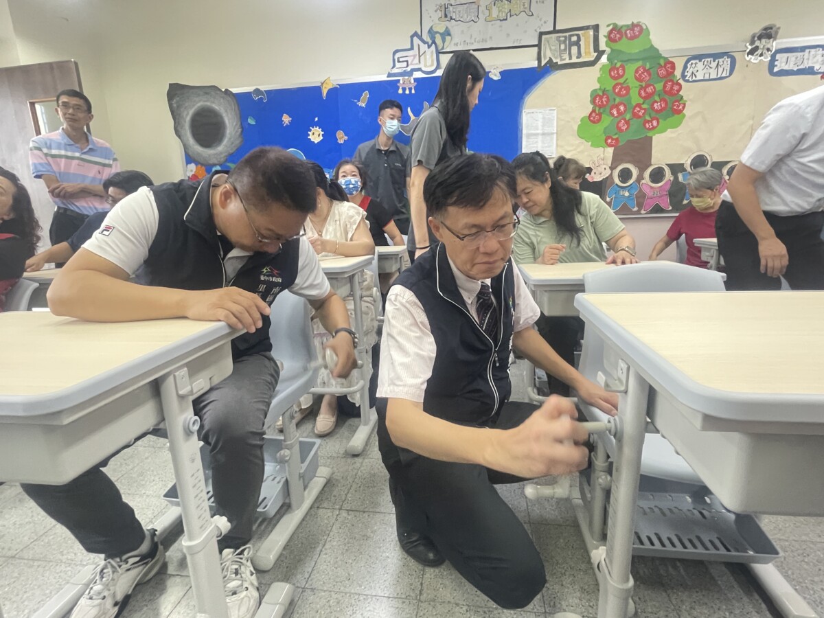 中市校園設備大升級　教育局長視察可調式課桌椅配置情形