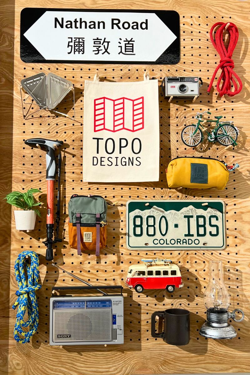 門市的展示牆釘滿戶外活動的元素,除了體現品牌核心精神,更貫徹戶外精神可以融入日常的理念。圖/TOPO DESIGNS提供