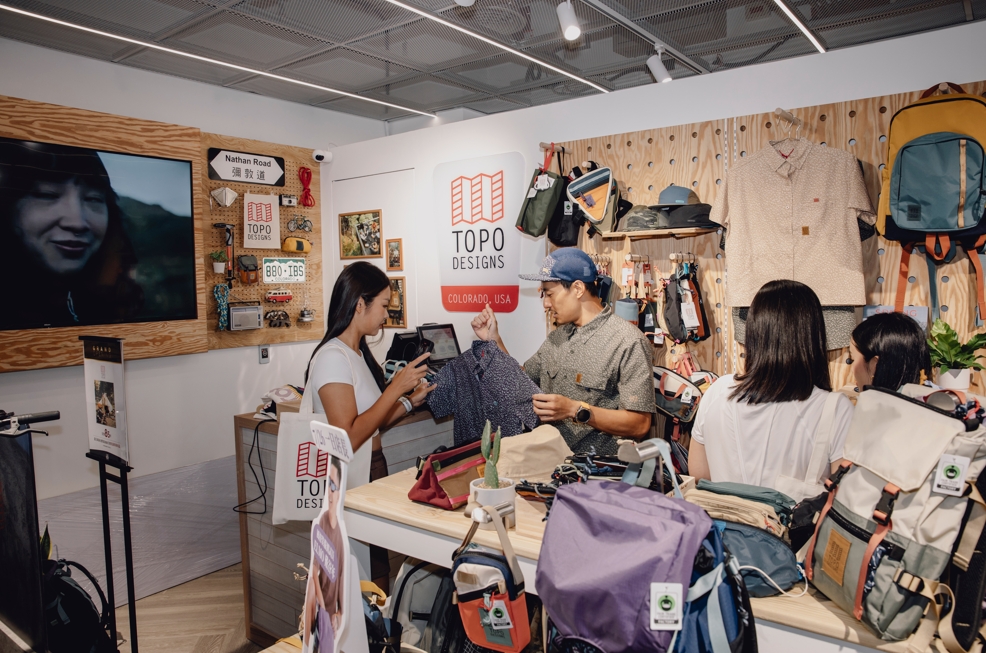 戶外風格代表戴谷年擔任一日店長,與顧客近距離互動,分享自身愛用包款與穿搭經驗。圖/TOPO DESIGNS提供
