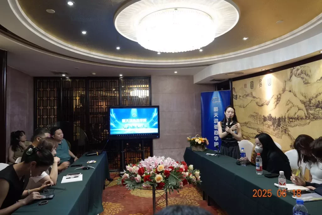 快手科技副總裁 周曉晗 針對目前市場上新媒體和自媒體的商業經營和演算法於閉門會議上坦坦而談。(照片提供:大管仲策略顧問有限公司)
