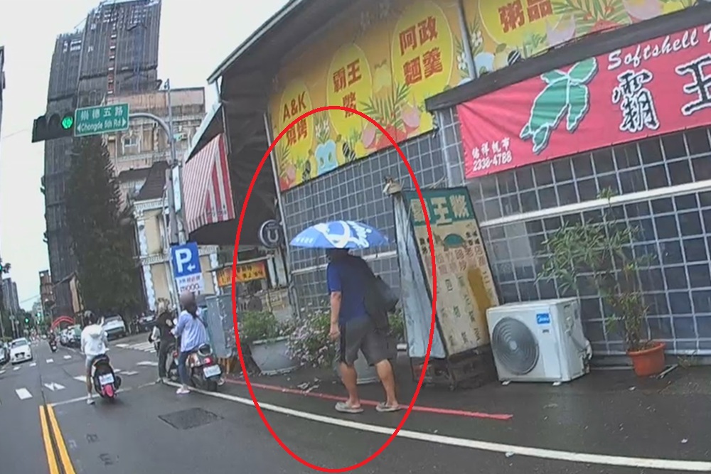 太巧合 有緣人商店瞥見通緝犯巡邏警逮人 194 cnews204250813a03